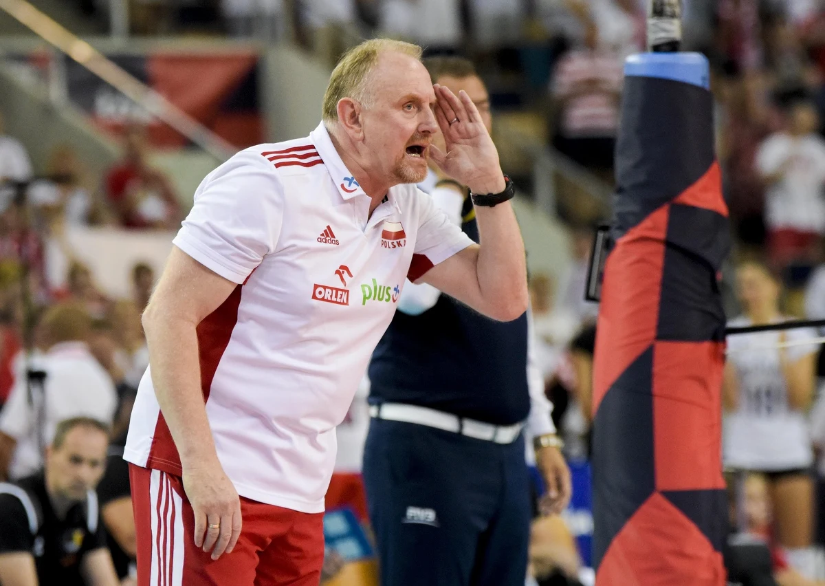 Na oczach mediów i kibiców rozgrywa się konflikt między zawodniczkami siatkarskiej reprezentacji Polski a trenerem Jackiem Nawrockim. Wczoraj PZPS podjął decyzję o kontynuacji współpracy z Nawrockim, choć część zawodniczek domagała się jego zwolnienia. Kapitan drużyny Agnieszka Kąkolewska w rozmowie z Onetem wyjawiła, że głównym zarzutem wobec Nawrockiego jest brak właściwej komunikacji. Dzisiaj portal opublikował oświadczenie siatkarek, w którym zawodniczki skarżą się na "bagatelizowanie stanu zdrowia zawodniczek, brak szczerości, błędy w prowadzeniu meczów".