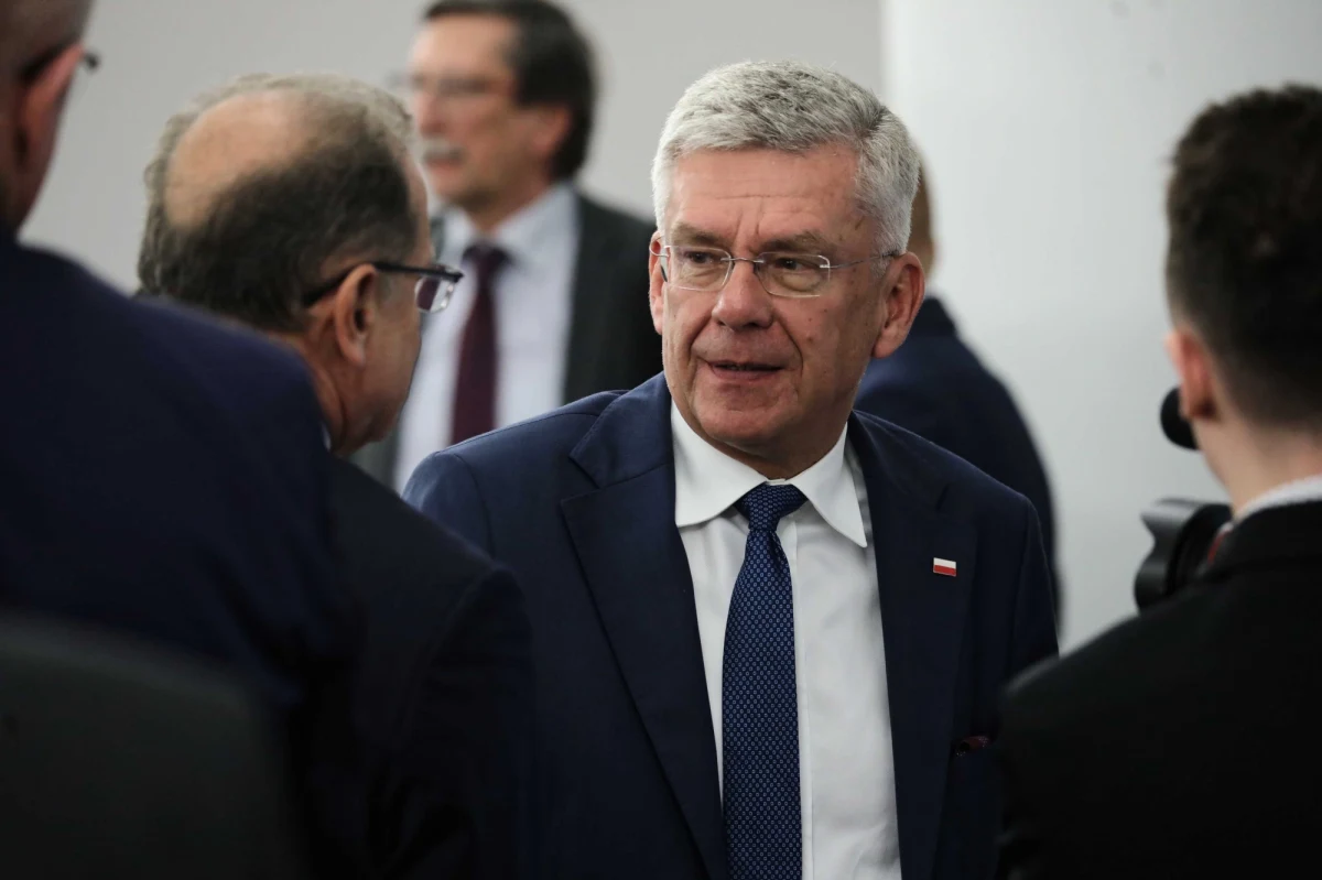 "Szanse są, pewności nie ma żadnej" - tak marszałek Senatu Stanisław Karczewski odpowiedział w telewizyjnym wywiadzie na pytanie o to, czy będzie pełnił tę funkcję również w nowej kadencji parlamentu. Przyznał, że Prawo i Sprawiedliwość, które po wyborach z 13 października straciło kontrolę nad Senatem, "prowadzi rozmowy". "Myślę, że będą transfery polityczne, o to zabiegamy" - stwierdził również wprost polityk PiS.