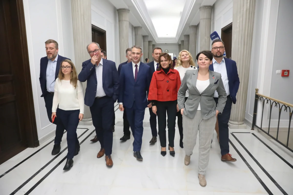 Lewica apeluje do Prezydenta o cofnięcie decyzji w sprawie powołania Antoniego Macierewicza na Marszałka Seniora nowego Sejmu. Pismo w tej sprawie trafiło właśnie do Kancelarii Andrzeja Dudy. Uzasadniając decyzję posłowie lewicy piszą, że jest on znany z używania wykluczającego języka, działań na szkodę debaty publicznej i jest autorem licznych kłamstw na temat przyczyn katastrofy smoleńskiej. Podobny protest złożyli posłowie PO. "Ta nominacja jest obraźliwa dla Polek i Polaków, którym leży na sercu dobro Ojczyzny" - mówi Tomasz Siemoniak. 