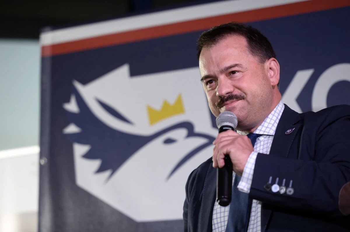 Są dwa zarzuty dla prawicowego polityka Artura Zawiszy - dowiedział się dziennikarz RMF FM. Dotyczą kierowania samochodu bez prawa jazdy po odebraniu uprawnień. Były poseł przyznał się, odmówił składania wyjaśnień. Wyraził też zgodę na podawanie pełnych danych osobowych i wizerunku. 