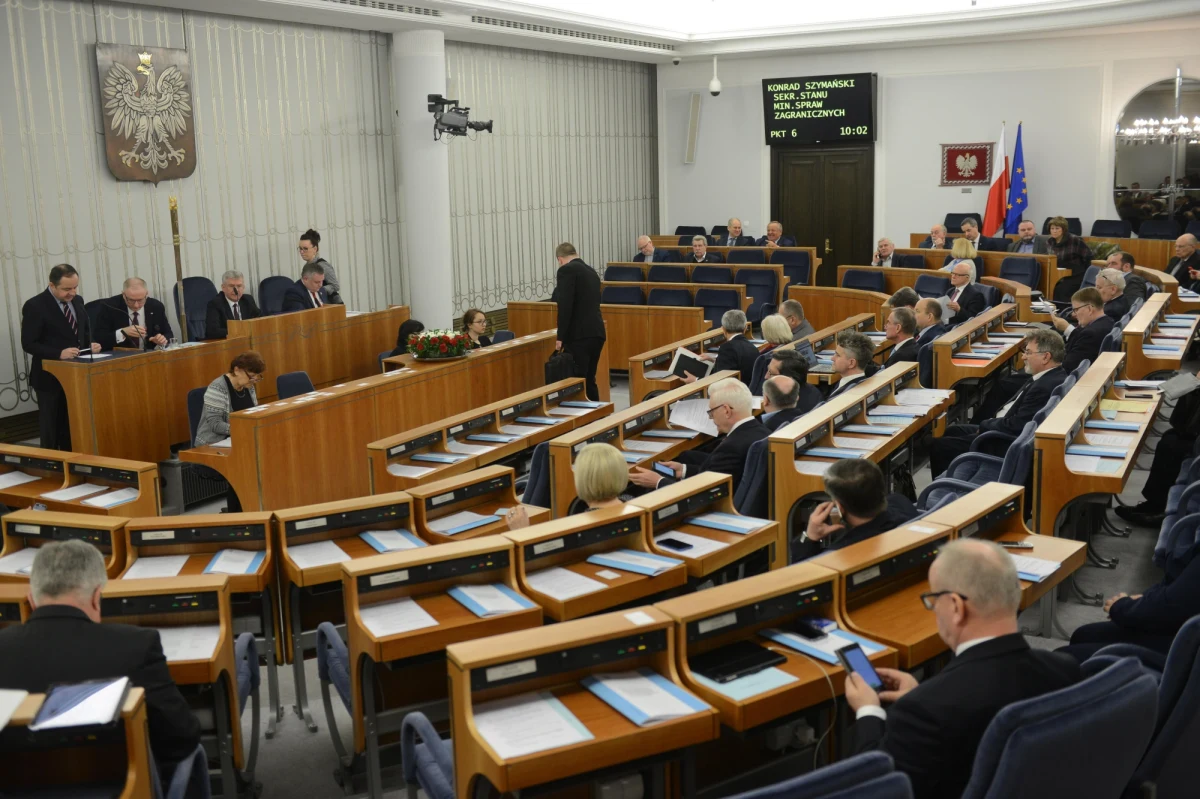 „Już widać zadymę na horyzoncie; marszałek senior Barbara Borys-Damięcka skreśliła z listy gości tradycyjnie zapraszanego na pierwsze posiedzenie Senatu marszałka seniora Sejmu” – zauważył w czwartek marszałek Senatu obecnej kadencji Stanisław Karczewski. Sama Borys-Damięcka tłumaczy, że skreślenie było spowodowane pomyłką. „Zostałam błędnie poinformowana”– tłumaczy marszałek.
