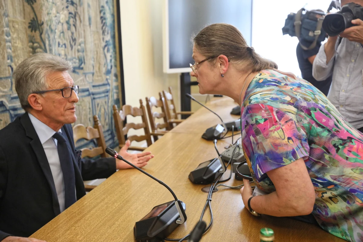 Wybór trzech sędziów Trybunału Konstytucyjnego nastąpi w nowej kadencji Sejmu, a to oznacza, że kandydaci będą zgłaszani na nowo - poinformował dyrektor Centrum Informacyjnego Sejmu Andrzej Grzegrzółka. Do kosza trafią więc zgłoszone już przez Prawo i Sprawiedliwość kandydatury Krystyny Pawłowicz, Elżbiety Chojny-Duch i Stanisława Piotrowicza.