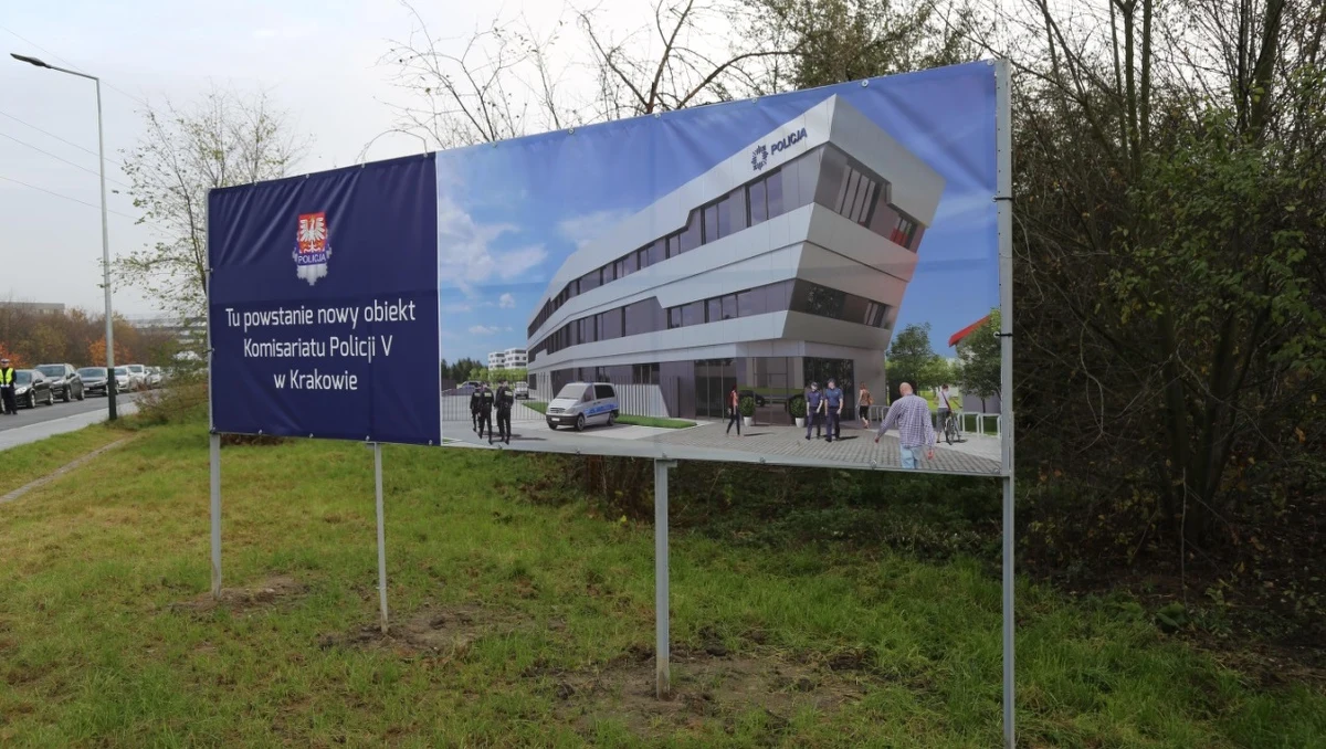 W Krakowie powstanie nowy miejski komisariat policji. Nowoczesny budynek położny będzie na południu miasta koło pętli tramwajowej Czerwone Maki, przy nowej ulicy, która będzie nosić nazwę byłego zastępcy komendanta wojewódzkiego policji Marka Woźniczki, który zmarł w 2015 roku. 