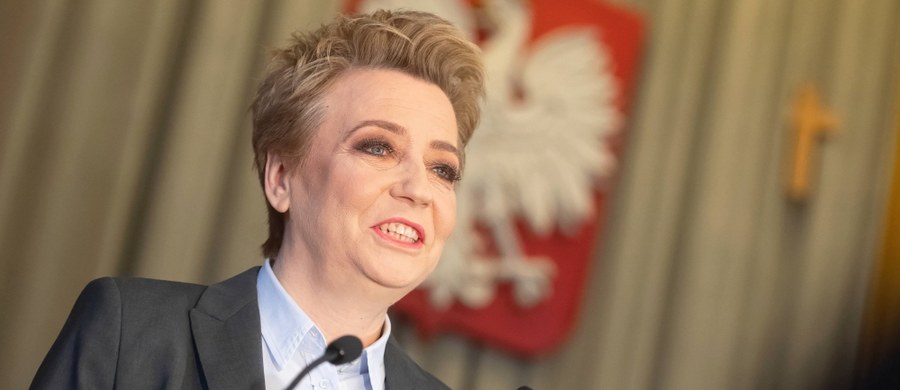 "Wybory parlamentarne były dla opozycji do wygrania. Przegraliśmy je na własne życzenie" - stwierdziła w rozmowie z Onetem prezydent Łodzi Hanna Zdanowska. "Można było dotrzeć do tych wielu, którzy czują się wykluczeni, którzy - przepraszam za przywołanie tych niedobrych słów prezesa PiS Jarosława Kaczyńskiego - czują się obywatelami "gorszego sortu". Do nich niestety nie dotarto, bo każda partia grała na siebie" - dodała.​