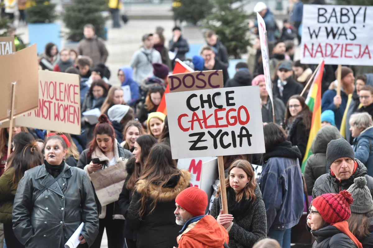 W kalendarzu mamy dziś podwójne święto – Światowy Dzień Feministek i rocznicę wybuchu Wielkiej Rewolucji Październikowej. Mógłby to być dobry powód do sensownej refleksji na temat różnic między dwoma lewicowymi ruchami społecznymi: robotniczym, który z czasem przerodził się w ideologię komunistyczną oraz kobiet, który po okresie emancypacji przeobraził się w wyrazistą ideologię antypatriarchalną. Ideologię nietypową. Kobiecą. Oto pierwszy raz w historii globu mamy do czynienia z rewolucją społeczno-kulturową wymyśloną i przeprowadzoną przez kobiety. Wszelkie porównania ideologii gender do komunizmu są zabawne. Czy kobiety – w sferze prywatnej, w pracy, polityce – obalają władzę siłą? Robią krwawe przewroty? Może ich atutem jest przewaga fizyczna? Konflikty rozwiązują na zasadzie „krótkiej piłki”, dążą do szybkiej i otwartej konfrontacji? 