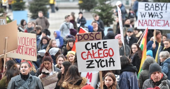 W kalendarzu mamy dziś podwójne święto – Światowy Dzień Feministek i rocznicę wybuchu Wielkiej Rewolucji Październikowej. Mógłby to być dobry powód do sensownej refleksji na temat różnic między dwoma lewicowymi ruchami społecznymi: robotniczym, który z czasem przerodził się w ideologię komunistyczną oraz kobiet, który po okresie emancypacji przeobraził się w wyrazistą ideologię antypatriarchalną. Ideologię nietypową. Kobiecą. Oto pierwszy raz w historii globu mamy do czynienia z rewolucją społeczno-kulturową wymyśloną i przeprowadzoną przez kobiety. Wszelkie porównania ideologii gender do komunizmu są zabawne. Czy kobiety – w sferze prywatnej, w pracy, polityce – obalają władzę siłą? Robią krwawe przewroty? Może ich atutem jest przewaga fizyczna? Konflikty rozwiązują na zasadzie „krótkiej piłki”, dążą do szybkiej i otwartej konfrontacji? 