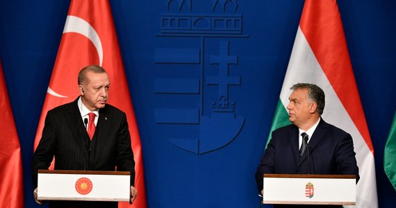 "Turcja będzie musiała otworzyć syryjskim uchodźcom drzwi do Europy, jeśli Unia Europejska nie udzieli Ankarze wystarczającego wsparcia" - zapowiedział prezydent Turcji Recep Tayyip Erdogan. Dodał, że jego kraj nie może sam "dźwigać tego ciężaru".