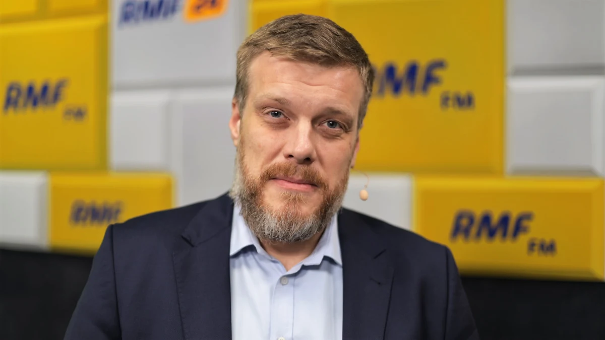 "W grudniu (poznamy kandydata Lewicy na prezydenta - przyp. red.). Idziemy krok po korku, idziemy odpowiedzialnie" - mówi w Popołudniowej rozmowie w RMF FM Adrian Zandberg pytany o to, kiedy Lewica zaprezentuje swojego kandydata w najbliższych wyborach prezydenckich. 