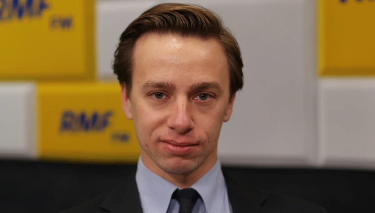 "Myślę, że ta grafika narobiła szumu" - mówił w Porannej rozmowie w RMF FM wiceprzewodniczący koła Konfederacji Krzysztof Bosak, pytany o grafikę reklamującą Marsz Niepodległości. "Ta ręka powinna być narysowana trochę delikatniej. Natomiast sam gest ręki wnoszącej różaniec nie budzi mojego sprzeciwu" - dodaje.