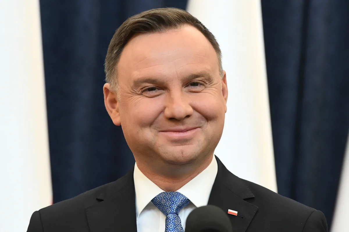 "Andrzej Duda nie ma sobie równych!" - ogłasza w piątkowym wydaniu "Super Express" i przytacza wyniki najnowszego sondażu prezydenckiego, które wskazują, że w bezpośrednim starciu Duda pokonuje zarówno Małgorzatę Kidawę-Błońską i Władysława Kosiniaka-Kamysza, jak i Roberta Biedronia. Co jednak istotne, w każdym przypadku wysoki jest odsetek niezdecydowanych.