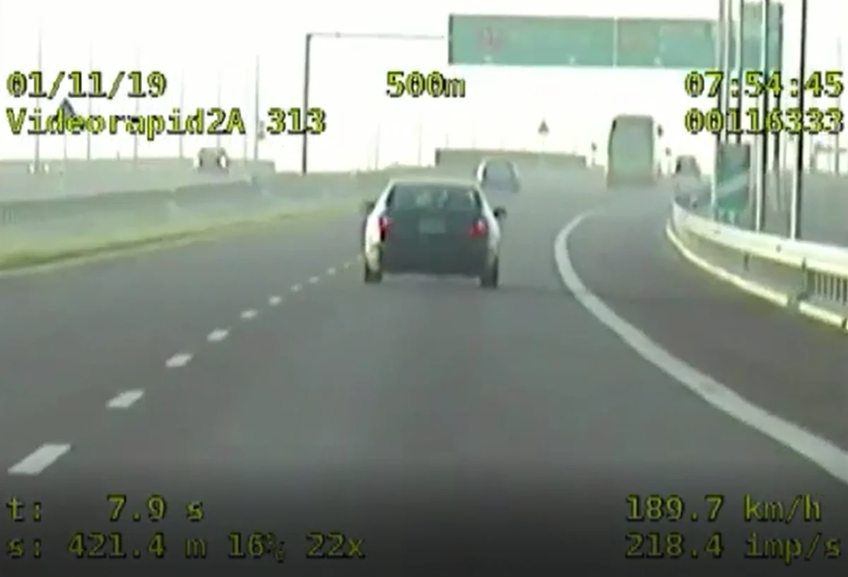 Nawet 300 km/h jechał samochodem 42-latek zatrzymany przez mazowieckich policjantów ze specjalnej grupy Speed - dowiedział się reporter RMF FM. Jak przyznają funkcjonariusze, mieli kłopoty z dogonieniem kierowcy szarżującego ekspresową "siódemką" w okolicach Białobrzegów. 
