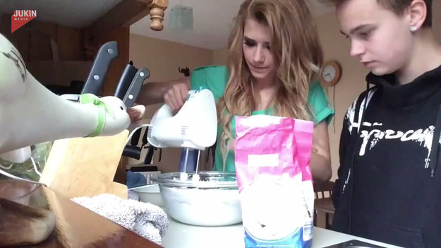 Ta dziewczyna postanowiła przygotować ciasto. Jej przyjaciel nagrywał cały proces. W pewnym momencie młoda kucharka tak zapatrzyła się w kamerę, że... zrobiło się niebezpiecznie. Zobaczcie sami. Ku przestrodze.