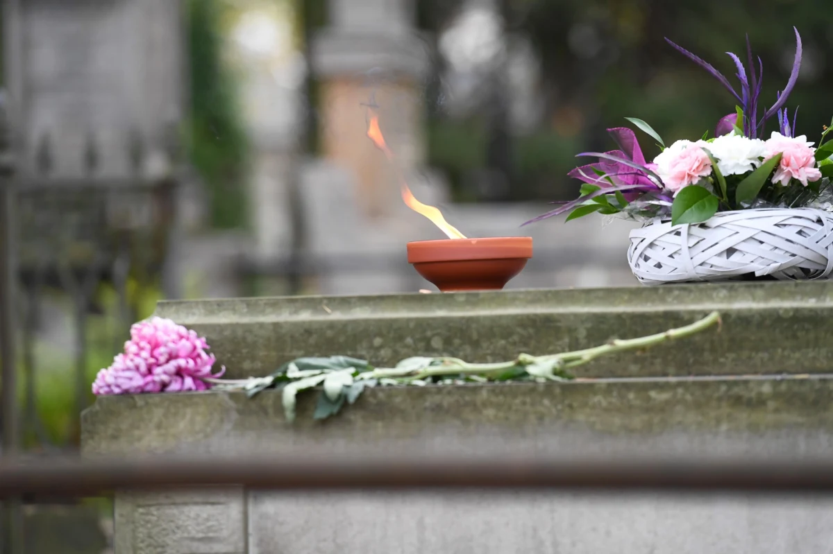 Co najmniej 9 kamer ma pojawić się na Cmentarzu Powązkowskim w Warszawie - to wstępne wnioski po spotkaniu służb miejskich, policji i przedstawicieli kancelarii prezydenta na największej stołecznej nekropolii. To efekty interwencji dziennikarzy RMF FM podjętej w związku z licznymi przypadkami kradzieży i dewastacji na Powązkach.