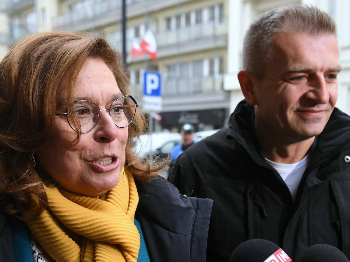 "Nie boję się kontrkandydatów" - oświadczyła Małgorzata Kidawa-Błońska, potwierdzając zamiar ubiegania się o prezydencką nominację Platformy Obywatelskiej. Zarząd PO zdecydował dzisiaj, że kandydata tej partii na prezydenta wyłonią prawybory. W kuluarach wymieniano również nazwiska Radosława Sikorskiego i Bartosza Arłukowicza jako potencjalnych kandydatów do nominacji. Ten ostatni na razie jednak nie odkrywa kart. "Na razie niczego nie mogę wykluczyć" - stwierdził jedynie.