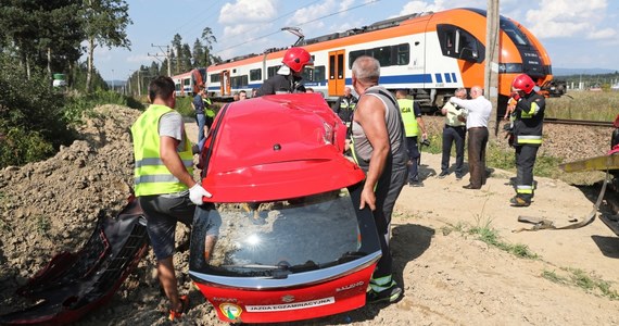 Sprawa egzaminatora nauki jazdy, oskarżonego o doprowadzenie do wypadku na przejeździe kolejowym w Zaskalu w Małopolsce, podczas którego zginęła 18-latka, wraca do prokuratury.