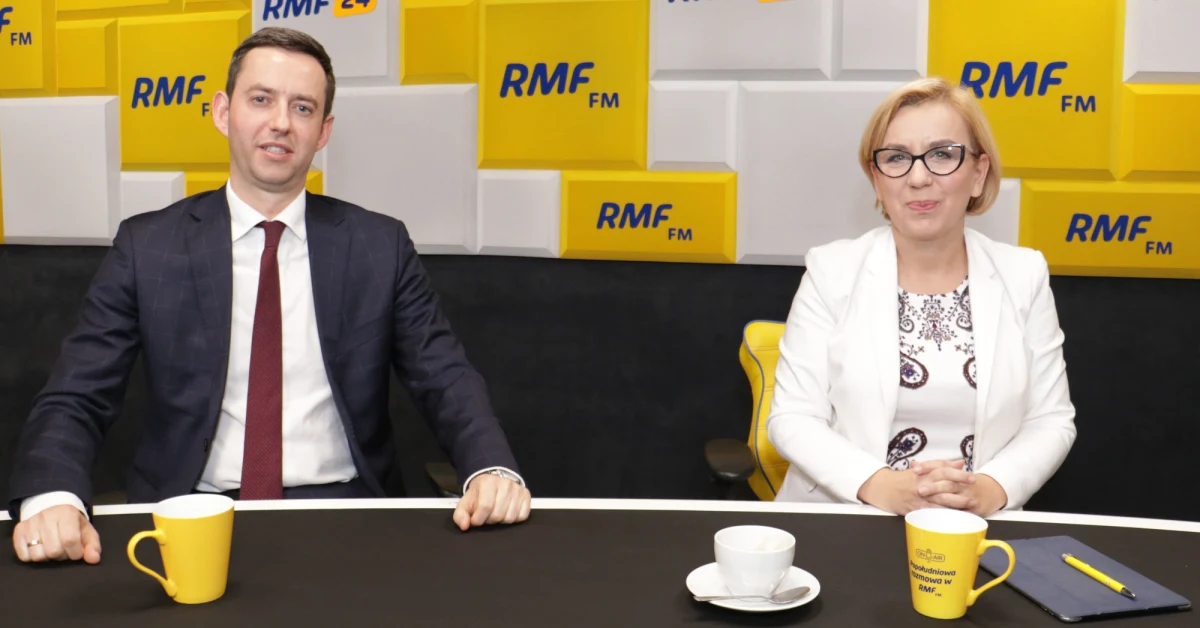 "Czekamy, jako Porozumienie, na umowę koalicyjną. Ta jest w trakcie negocjacji" - mówi w Popołudniowej rozmowie w RMF FM wiceminister przedsiębiorczości Marcin Ociepa. Jakiej korekty, jeśli chodzi o skład rządu, oczekuje Paulina Hennig-Kloska z Koalicji Obywatelskiej? "Oczekuję (od rządu - przyp. red.) dobrej, nowej wizji Polski. (...) Ale jak słyszymy, w rządzie dyskutuje się głównie o stanowiskach, a nie o tej wizji" - stwierdza Paulina Hennig-Kloska z Koalicji Obywatelskiej.