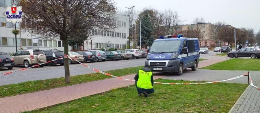 Wiemy, dlaczego 49-letni mężczyzna w czwartek podpalił się przed budynkiem sądu w Świdniku pod Lublinem. Prokuratorom udało się go przesłuchać. Jak wyjaśnił, chciał zamanifestować niezadowolenie z wyroku, jaki zapadł w sprawie jego oraz jego rodziców dwa dni wcześniej. Wszyscy zostali skazani za naruszenie nietykalności oraz znieważenie policjanta.