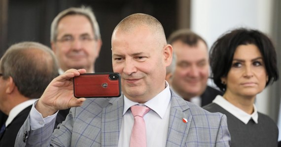 “Nie wybieram się do żadnego ministerstwa, przynajmniej nie w tej kadencji” – napisał senator Koalicji Obywatelskiej Robert Dowhan. Polityk, według portalu Onet, miał otrzymać propozycję zostania ministrem sportu w nowym rządzie Mateusza Morawieckiego. Wcześniej o tym, że PiS w ogóle próbuje przeciągnąć jednego z senatorów opozycji na swoją stronę, mówił w rozmowie z RMF FM Waldemar Paruch.