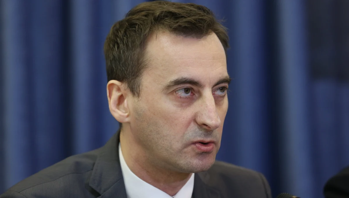 Krakowski sąd okręgowy podjął decyzję o czasowy wstrzymaniu delegowania prokuratora Mariusza Krasonia z Krakowa do Prokuratury Rejonowej we Wrocławiu. Nakazał także przywrócenie go do pracy w prokuraturze regionalnej w Krakowie. Delegacja śledczego z Małopolski na Dolny Śląsk wzbudziła protesty prokuratorów i sędziów, którzy podkreślali, że decyzja prokuratora krajowego Bogdana Święczkowskiego to kara za mówienie o łamaniu niezależności prokuratorów m.in. przy sprawie wypadku Beaty Szydło. 