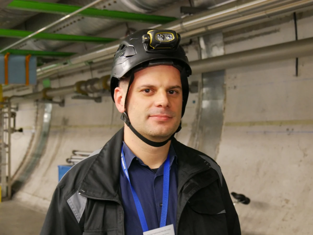 W Wielkim Zderzaczu Hadronów mamy około półtora tysiąca obwodów nadprzewodzących, niektóre z nich mają 3,5 kilometra długości, nie brakuje możliwości, by coś złego z nimi się stało, choćby doszło do zwarcia - mówi dziennikarzowi RMF FM Jaromir Ludwin z Instytutu Fizyki Jądrowej PAN. Wraz z grupą 20 osób z Krakowa testuje te obwody, szuka takich problemów, lokalizuje je i wskazuje sposoby naprawy. Laboratoria Europejskiej Organizacji Badań Jądrowych (CERN) pobiera tyle prądu, ile cały kanton genewski. Na potrzeby CERN zbudowano od francuskiej strony odcinek sieci energetycznej 400kV. Prąd z Francji jest tańszy.