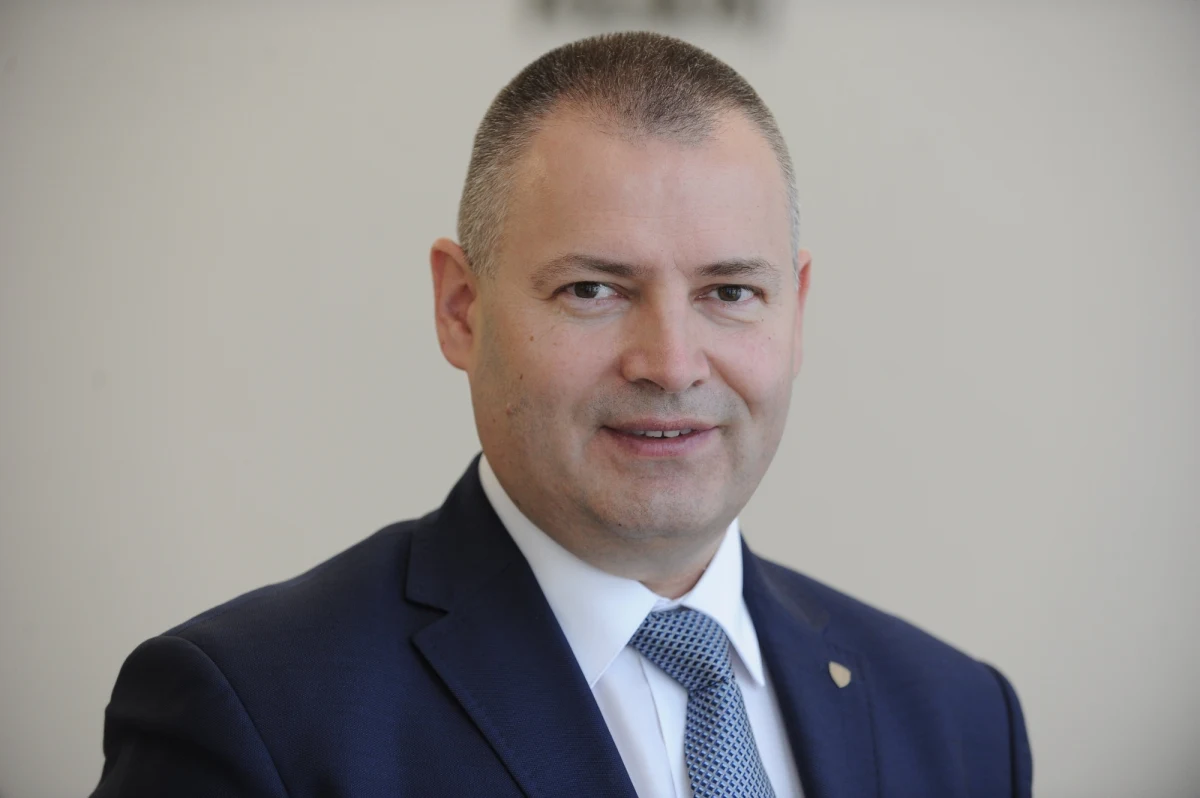 "We wtorek zagłosuję za marszałkiem Tomaszem Grodzkim" - zapewnia Robert Dowhan w korespondencji z reporterem RMF FM Patrykiem Michalskim. Senator Koalicji Obywatelskiej, który miał być kuszony przez PiS - ministerstwem sportu, w zamian za współpracę w Senacie - przeciął spekulacje w wydanym oświadczeniu. Tylko w RMF FM zapowiada, że weźmie udział we wtorkowym głosowaniu na marszałka Senatu i poprze kandydata wskazanego przez PO, SLD i PSL. 