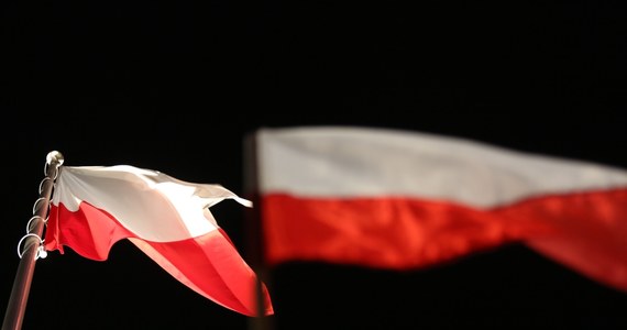 "Niepodległa do hymnu" to akcja przeprowadzana z okazji Narodowego Święta Niepodległości, na terenie całej Polski i w niektórych miejscach na świecie. Na czym polega? Sprawdź szczegóły!