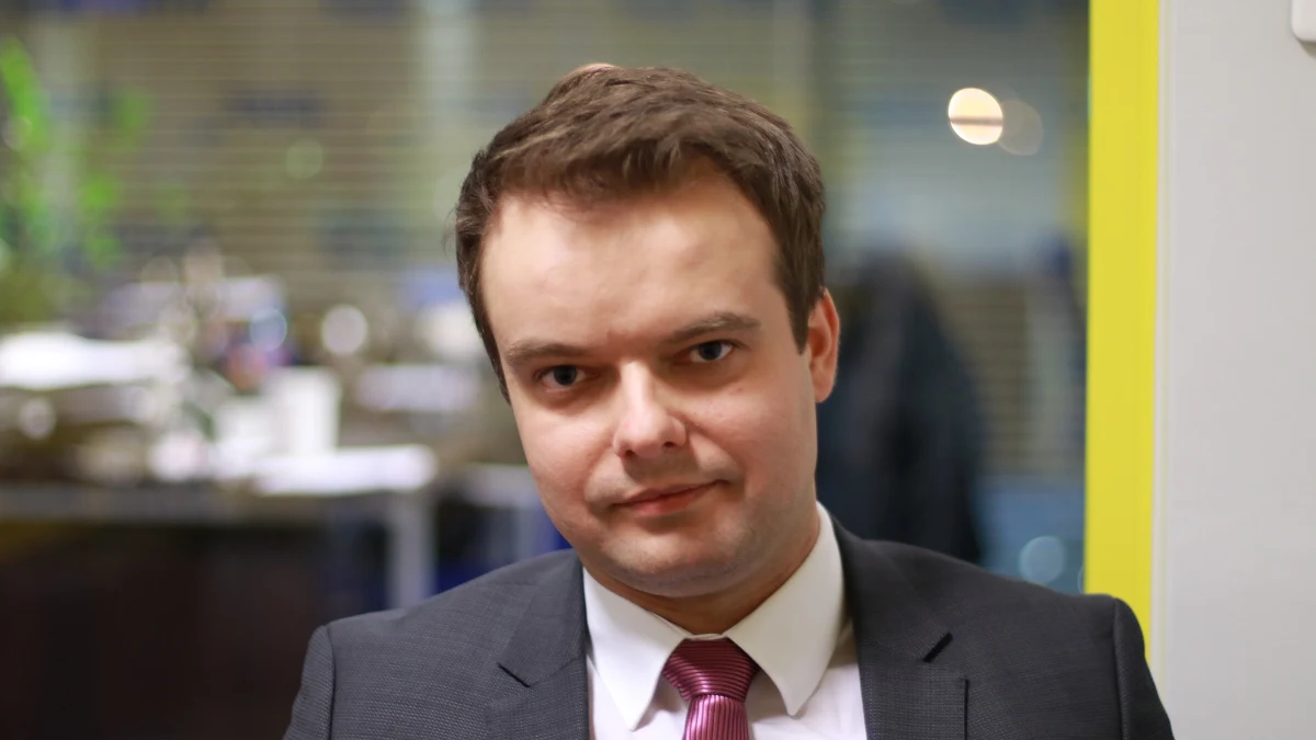 Rafał Bochenek zrezygnował z funkcji szefa marketingu PGNiG – poinformował Onet. Według portalu były rzecznik rządu, a dziś poseł-elekt z ramienia Prawa i Sprawiedliwości wcześniej planował łączyć bycie posłem z pracą w państwowej spółce.