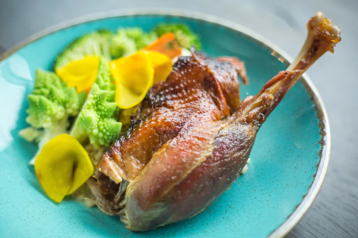 Gęsina zagości dziś i jutro na wielu polskich stołach. To jedna z najpopularniejszych potraw serwowanych z okazji Dnia Świętego Marcina - tradycyjna m.in. na Kujawach i Pomorzu. Odpowiednio przyrządzona jest pyszna i zdrowa. 