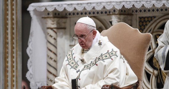 Papież Franciszek powiedział w sobotę podczas mszy w bazylice św. Jana na Lateranie w Rzymie, że po to, "aby wstrząsnąć tępotą ludzi i nakłonić ich do dokonania radykalnych zmian, Bóg postanawia niekiedy działać w sposób stanowczy, żeby dokonać przełomu".