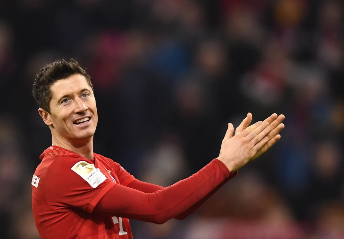 Robert Lewandowski zdobył dwie bramki, przyczyniając się do zwycięstwa obrońców tytułu nad Borussią Dortmund 4:0 w hicie niemieckiej ekstraklasy. Polak trafił do siatki w każdej z 11 kolejek i do tej pory w tym sezonie zdobył już 16 goli.