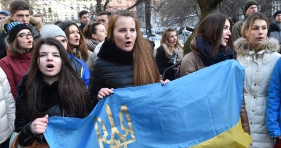 Kilkadziesiąt osób protestowało w sobotę przed ambasadą RP w Kijowie przeciwko zatrzymaniu w Polsce na wniosek Rosji obywatela Ukrainy Ihora Mazura. "Rosja często w ten sposób używa rejestru Interpolu jako narzędzia do realizowania swoich celów politycznych" - oświadczyła po zatrzymaniu Mazura wicemarszałek Sejmu Małgorzata Gosiewska i dodała: "Nie możemy dać się sprowokować".