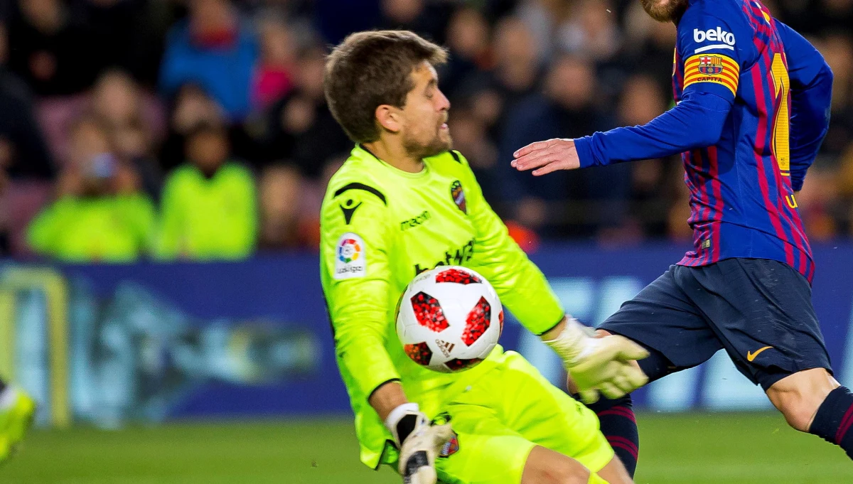 Występ bramkarza Levante Aitora Fernandeza w niedzielnym meczu ligowym z Athletic Bilbao stał pod znakiem zapytania po tym, jak piłkarz został powołany do Komisji Wyborczej w rodzinnym Mondragon w Kraju Basków. Klub w specjalnym piśmie poprosił o zwolnienie go z tego obowiązku.