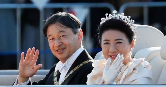 Cesarz Japonii Naruhito i jego małżonka, cesarzowa Masako zaprezentowali się poddanym. Przejechali ulicami Tokio w kabriolecie, by w ten sposób dopełnić rytuałów związanych z intronizacją. Naruhito objął tron w maju, po abdykacji swojego ojca Akihito. "Jest bardziej taki jak my" – piszą o nim światowe agencje. 