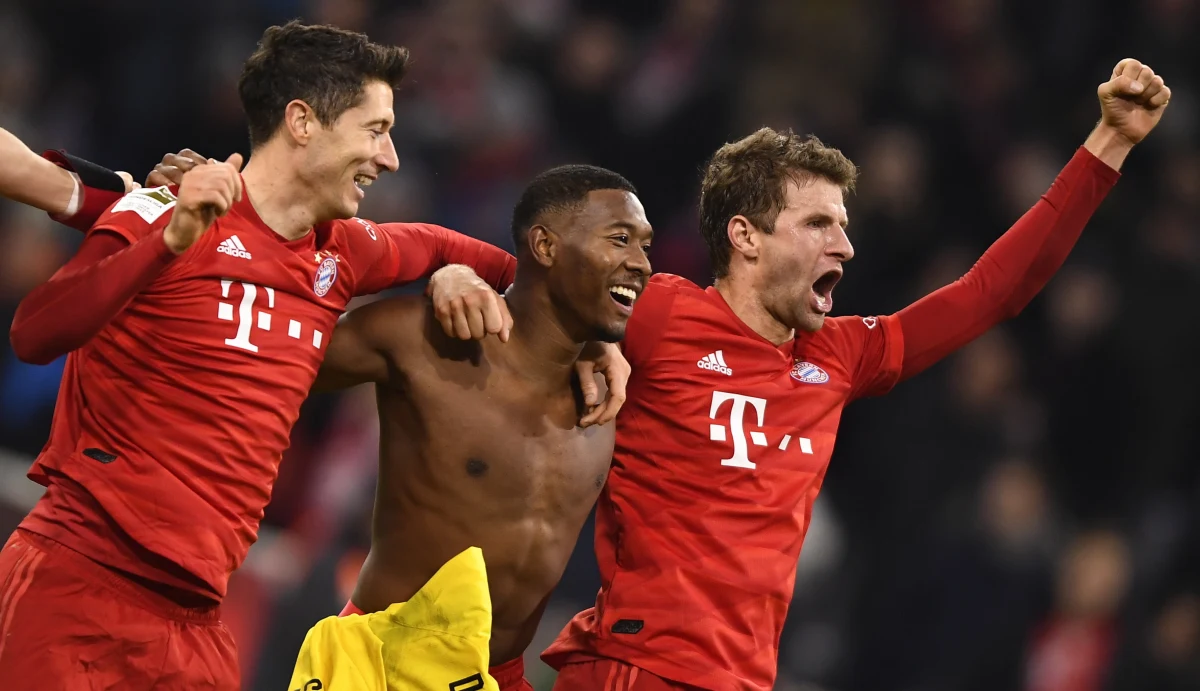 Karl-Heinz Rummenigge uważa, że Robert Lewandowski może pokusić się o poprawienie strzeleckiego rekordu Gerda Muellera, który w sezonie 1971/72 uzyskał 40 goli. "Jest pierwszym, który może to zrobić" - przyznał szef piłkarskiego Bayernu Monachium. Polski napastnik Bawarczyków kroczy od rekordu do rekordu. W sobotę zdobył dwa gole w spotkaniu z Borussią Dortmund (4:0) i po 11 kolejkach ma w dorobku 16. Na tym etapie sezonu nikt nigdy nie miał więcej. Przy nazwisku słynnego niemieckiego "Bombera" w rozgrywkach 1968/69 widniało 15.