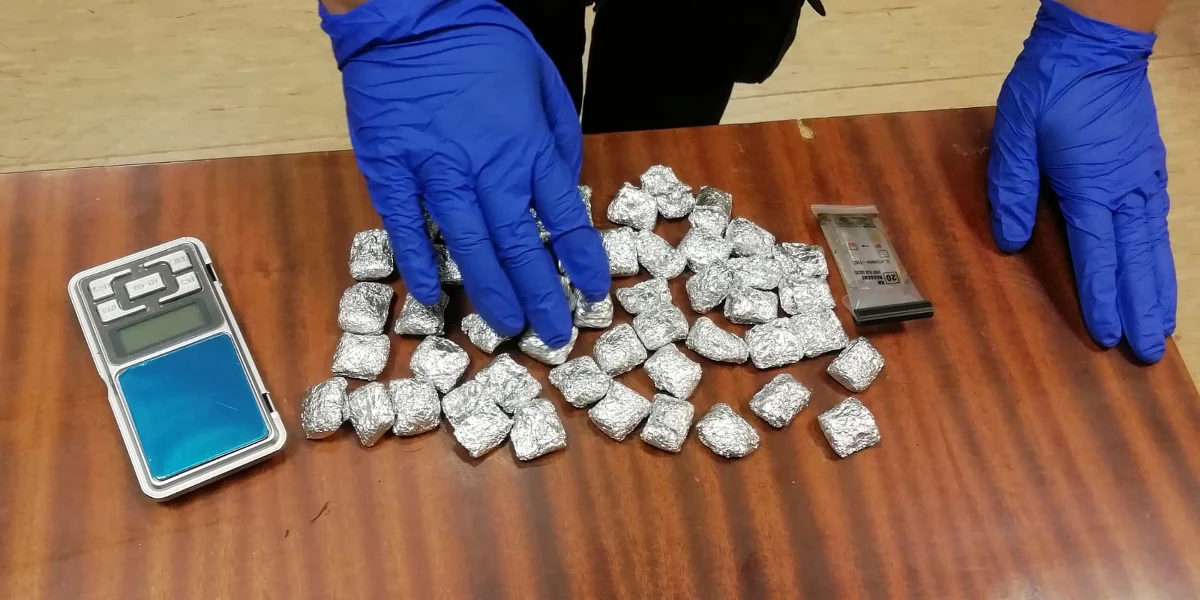 Na drzewie przy ul. Traktorowej w Łodzi policjanci znaleźli reklamówkę z 48 dawkami dopalaczy. Teraz szukają jej właściciela. Jeśli go znajdą, grozić mu mogą trzy lata więzienia.