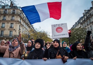 Paryż: Tysiące uczestników marszu przeciwko islamofobii. Inicjatywa wzbudziła kontrowersje