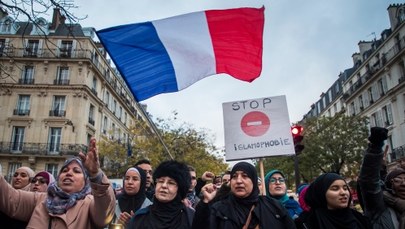 Paryż: Tysiące uczestników marszu przeciwko islamofobii. Inicjatywa wzbudziła kontrowersje