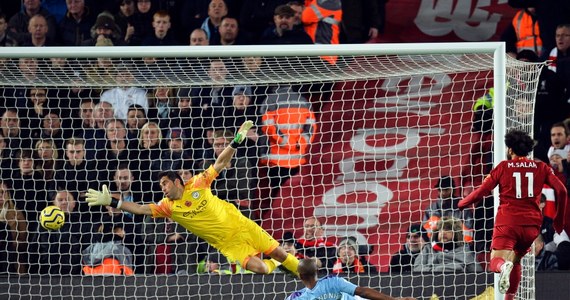 Piłkarze Liverpoolu pokonali u siebie Manchester City 3:1 w hicie 12. kolejki Premier League i umocnili się na prowadzeniu w tabeli. Mecz stał na bardzo wysokim poziomie, ale dużo będzie się również mówiło o kontrowersyjnej decyzji sędziego z początku spotkania.