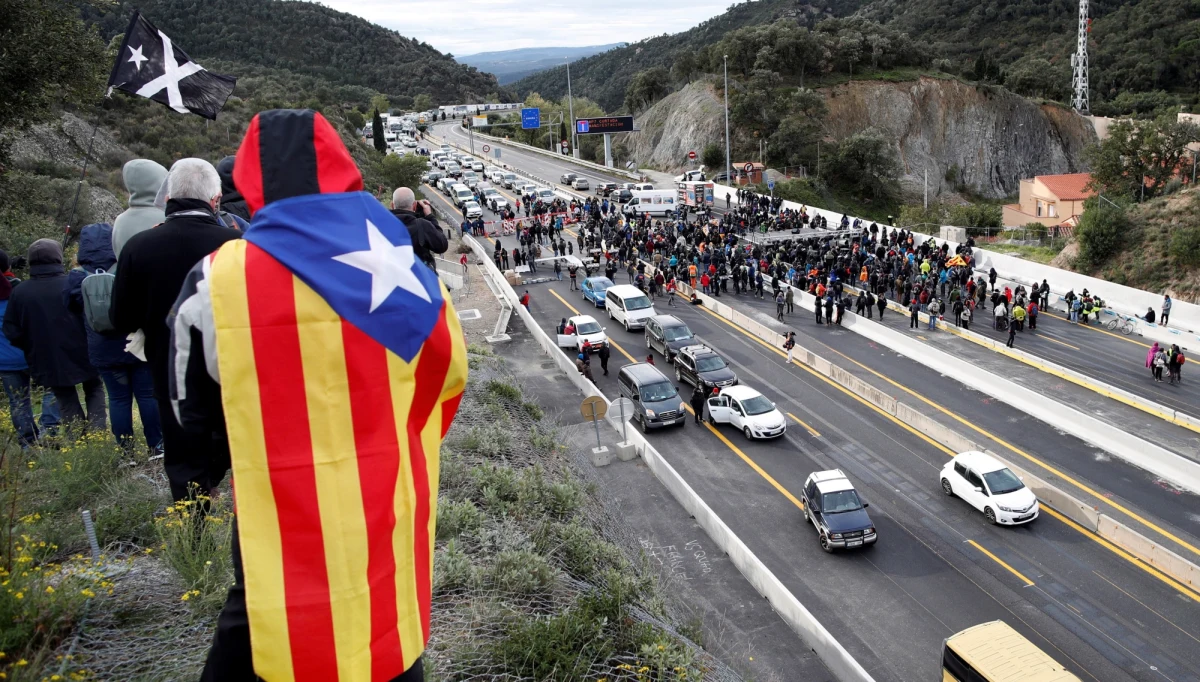 Zwolennicy odłączenia Katalonii od Hiszpanii zablokowali autostradę AP7 łączącą północno-wschodnią część tego kraju z Francją. W blokadzie bierze udział kilkaset osób związanych z platformą internetową Tsunami Democratic.