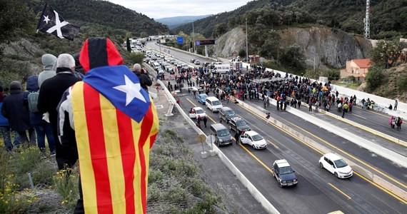 Zwolennicy odłączenia Katalonii od Hiszpanii zablokowali autostradę AP7 łączącą północno-wschodnią część tego kraju z Francją. W blokadzie bierze udział kilkaset osób związanych z platformą internetową Tsunami Democratic.