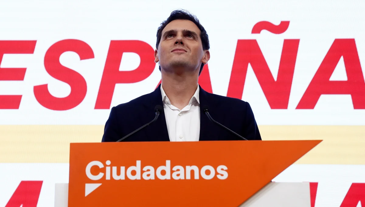 Po dotkliwej porażce w wyborach parlamentarnych w Hiszpanii lider partii Ciudadanos (Obywatele) rezygnuje z kierowania ugrupowaniem. Albert Rivera wziął na siebie "pełną odpowiedzialność za porażkę". 