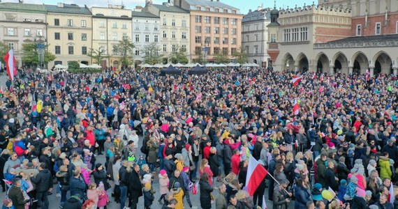 Wyjątkowa, radośnie patriotyczna impreza. Dziś, w dniu Święta Niepodległości, słuchacze RMF FM wspólnie z artystami śpiewali biało-czerwone przeboje na Rynku Głównym w Krakowie!