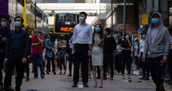 Protestujący w Hongkongu są wrogami publicznymi, ale nigdy nie osiągną swoich celów przemocą - powiedziała w poniedziałek szefowa władz Hongkongu Carrie Lam. Tego dnia policja postrzeliła demonstranta ostrą amunicją, a inny mężczyzna został podpalony.