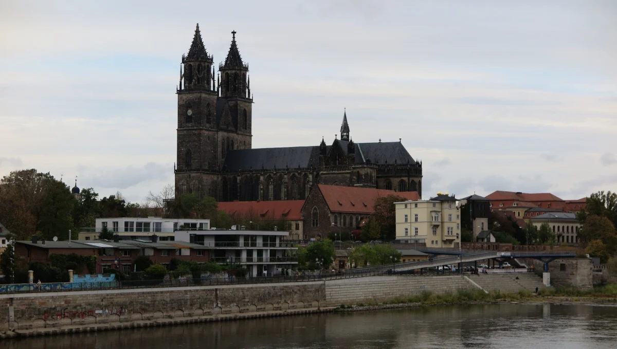 Ponad rok spędził Józef Piłsudski w Magdeburgu, niemieckim mieście słynącym wtedy z silnie ufortyfikowanej twierdzy. Choć ten czas późniejszy marszałek wspominał jako jedyny urlop swojego życia, w Magdeburgu doskwierało mu zimno i samotność. Czas prawie kompletnie zatarł ślady związane z pobytem Piłsudskiego na internowaniu w Niemczech.