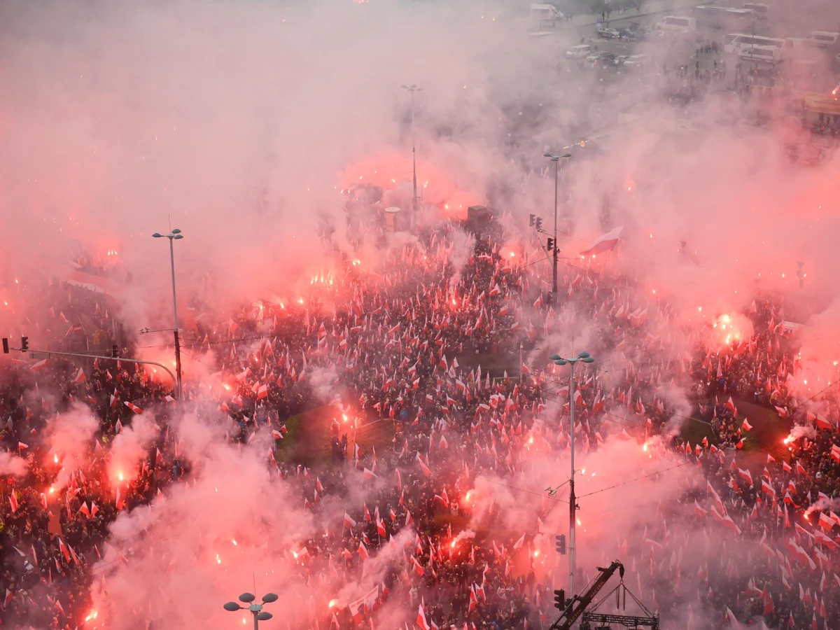 Według naszych szacunków w Marszu Niepodległości wzięło udział ok. 150 tys. osób - poinformował w poniedziałek wieczorem rzecznik prasowy Stowarzyszenia Marsz Niepodległości Damian Kita. Wg rzecznika warszawskiego ratusza Kamila Dąbrowy w zgromadzeniu wzięło udział 47 tys. osób.