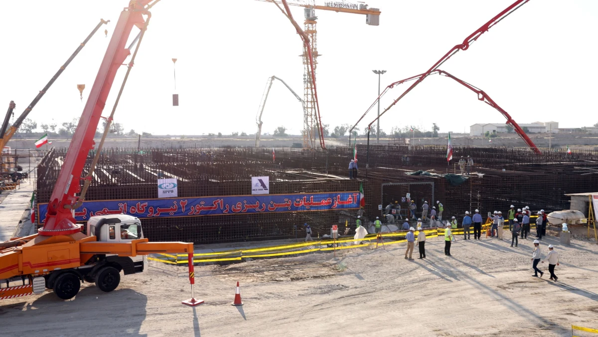 Ministrowie spraw zagranicznych Francji, Niemiec i Wielkiej Brytanii - Jean-Yves Le Drian, Heiko Maas i Dominic Raab, którzy spotkali się w poniedziałek, aby omówić ostatnie poczynania Iranu, wezwali Teheran, by respektował międzynarodowy pakt nuklearny z 2015 roku.