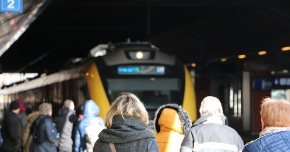 Tłumy zdezorientowanych pasażerów czekają na swój pociąg na Dworcu Głównym w Krakowie. Z powodu braku zasilania składy wyjeżdżające ze stolicy Małopolski mają gigantyczne opóźnienia. "Nie wiemy, co robić" – skarżyli się słuchacze, którzy dzwonili do nas na Gorącą Linię RMF FM.