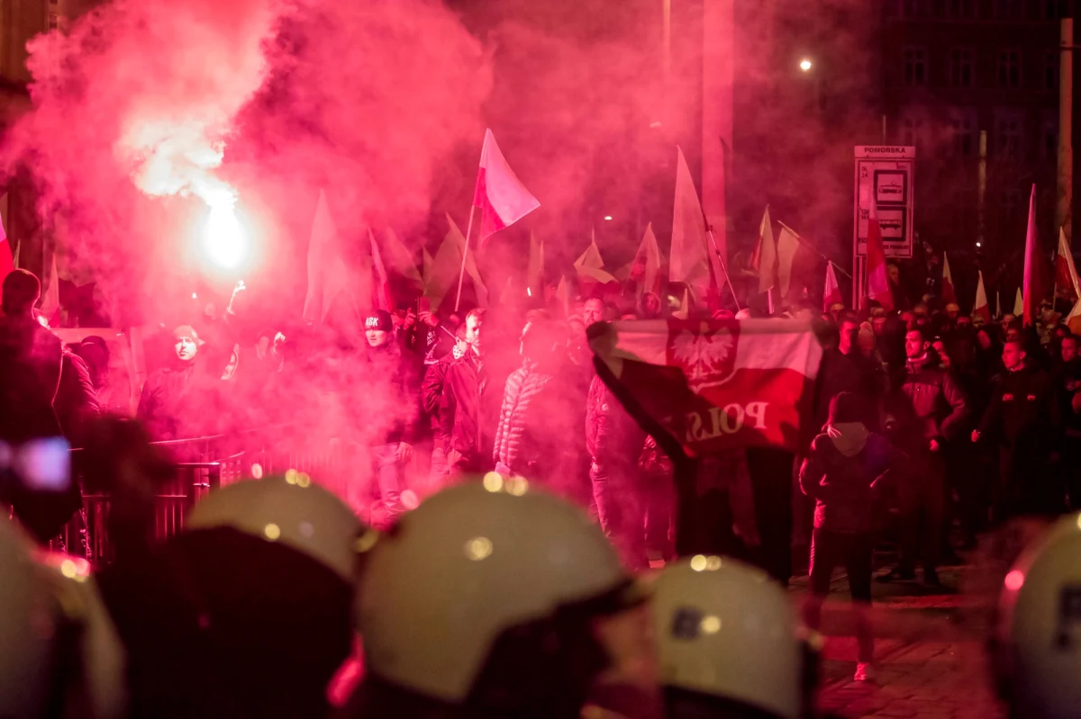 14 zatrzymanych, 5 rannych - w tym trzech policjantów - to najnowsze dane z Wrocławia po rozwiązanym przez władze miasta marszu narodowców, zorganizowanym w Święto Niepodległości pod hasłem: "Żeby Polska była Polską". Marsz, w którym szło kilka tysięcy ludzi, po mniej więcej 200 metrach został zablokowany i rozwiązany m.in. z powodu wznoszonych przez jego uczestników antysemickich haseł.