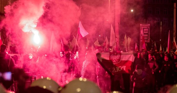 14 zatrzymanych, 5 rannych - w tym trzech policjantów - to najnowsze dane z Wrocławia po rozwiązanym przez władze miasta marszu narodowców, zorganizowanym w Święto Niepodległości pod hasłem: "Żeby Polska była Polską". Marsz, w którym szło kilka tysięcy ludzi, po mniej więcej 200 metrach został zablokowany i rozwiązany m.in. z powodu wznoszonych przez jego uczestników antysemickich haseł.