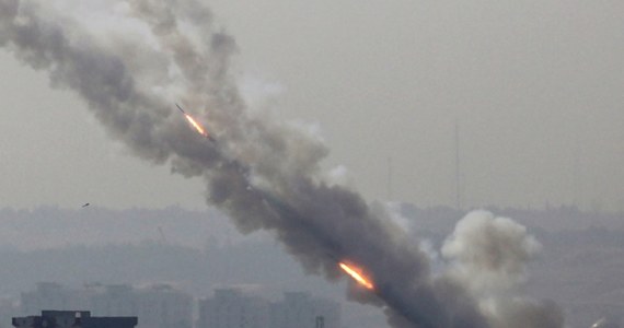 Syreny alarmowe rozległy się w środkowym Izraelu, m.in. w Tel Awiwie. Jak poinformowała izraelska armia, w kierunku terytorium Izraela wystrzelono ze Strefy Gazy serię rakiet. Część pocisków przechwycił system antyrakietowy Żelazna Kopuła.